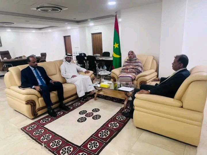 بنت خطري تبحث مع القائم بالأعمال في سفارة قطر سبل تعزيز التعاون في مجال الأمن الغذائي