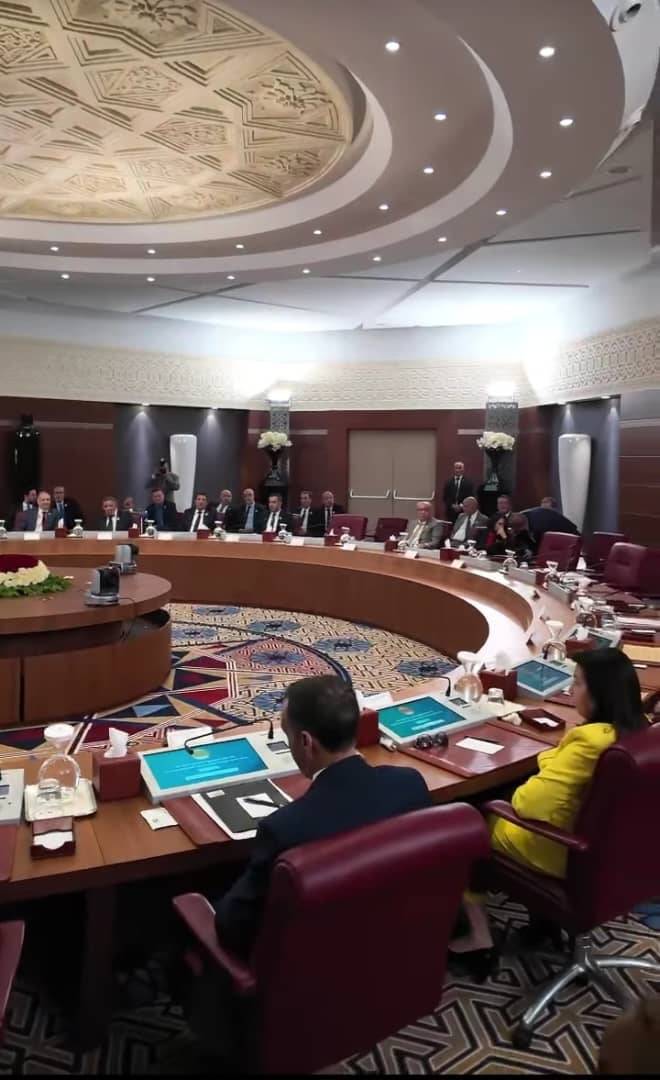 الرئيس الجزائري يبحث مع رؤساء أحزاب سياسية ضمانات نزاهة الانتخابات الرئاسية المقبلة
