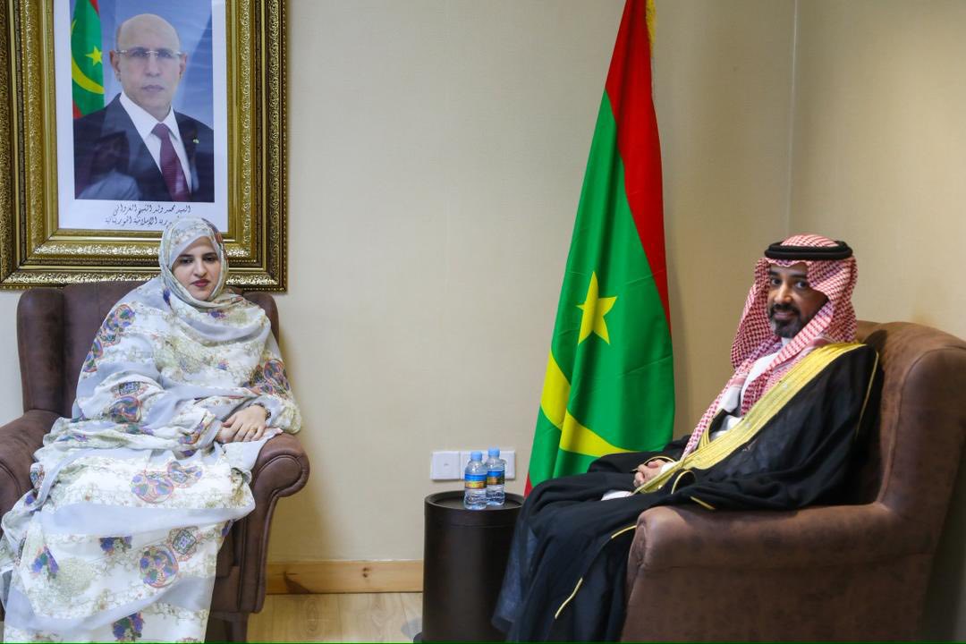 وزيرة العمل الاجتماعي تبحث سبل التعاون مع الهيئة العربية للهلال الأحمر