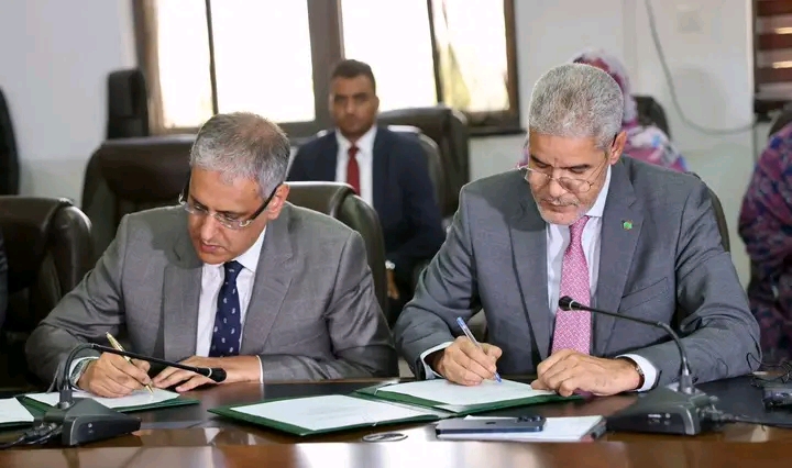 الحكومة توقع أول عقد شراكة عامة ـ خاصة لإنشاء محطة هجينة للطاقة المتجددة
