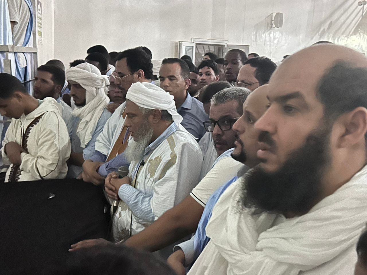 بحضور رسمي.. الشيخ الددو يؤم المصلين على جنازة العلامة  الراحل"ولد فتى"