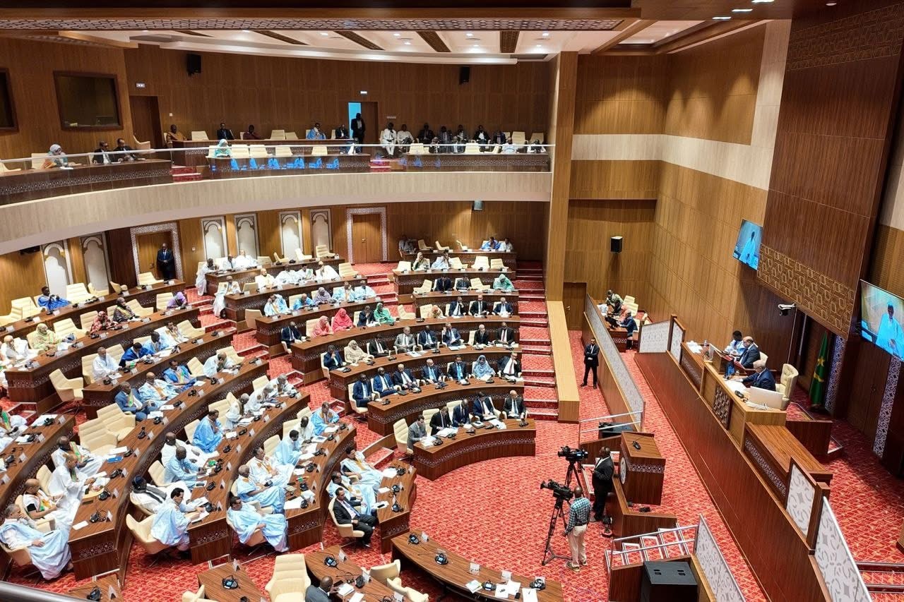 البرلمان يناقش مشاريع قروض لتمويل المياه والطرق والربط الكهربائي بين موريتانيا ومالي