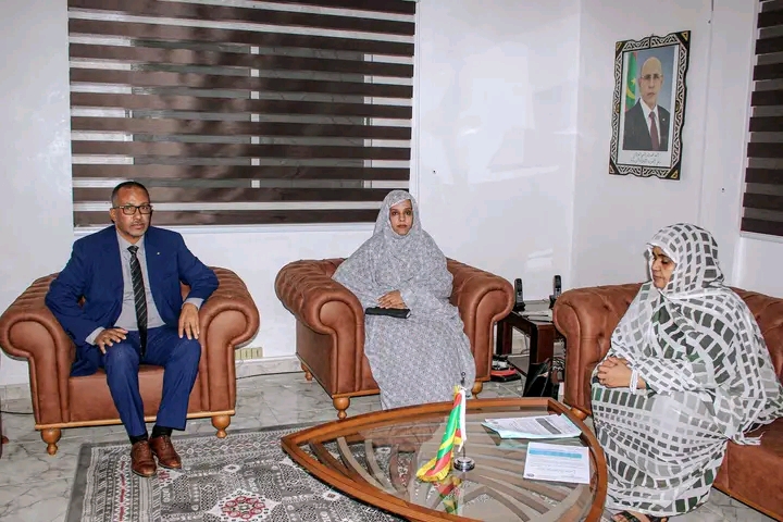 وزيرة التربية تبحث مع رئيس أرباب العمل مستوى التقدم في توفير الزي المدرسي الموحد