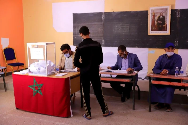المغربيون يصوتون في أول انتخابات عامة تجرى خلال يوم واحد