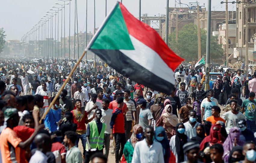 السودان: الاتحاد الافريقي يعلق عضوية البلاد ويدعو للإفراج عن جميع المعتقلين