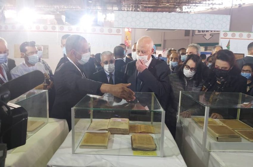 قيس سعيد يزور الجناح الموريتاني في معرض تونس للكتاب