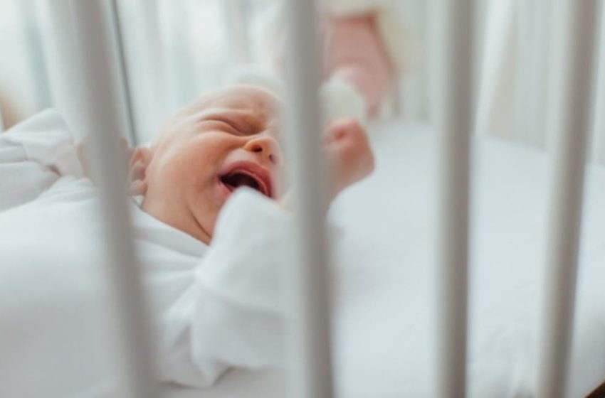 سيدة مصرية تعرض طفلتها للبيع للتخلص منها