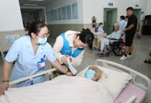 Volunteers Assist in Hospital Unaccompanied Services