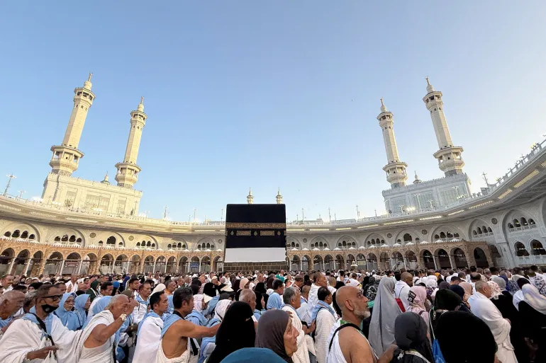 وسط أجواء إيمانية .. ضيوف الرحمن يواصلون التوافد إلى مكة المكرمة