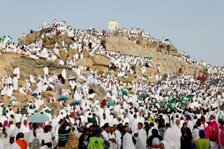 ضيوف الرحمن يقفون على  صعيد عرفات في أجواء روحانية
