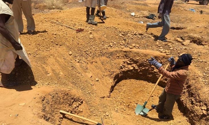 مسلحون يستولون على أكثر من 3 كيلوغرامات من الذهب بعد مهاجمة سيارة قرب ازويرات