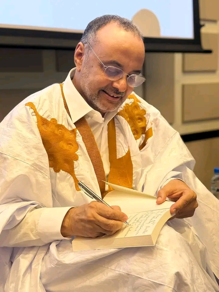 نواكشوط: توقيع كتاب جديد لسيدي محمد ولد بوبكر يوثق مرحلة الانتقال الديمقراطي