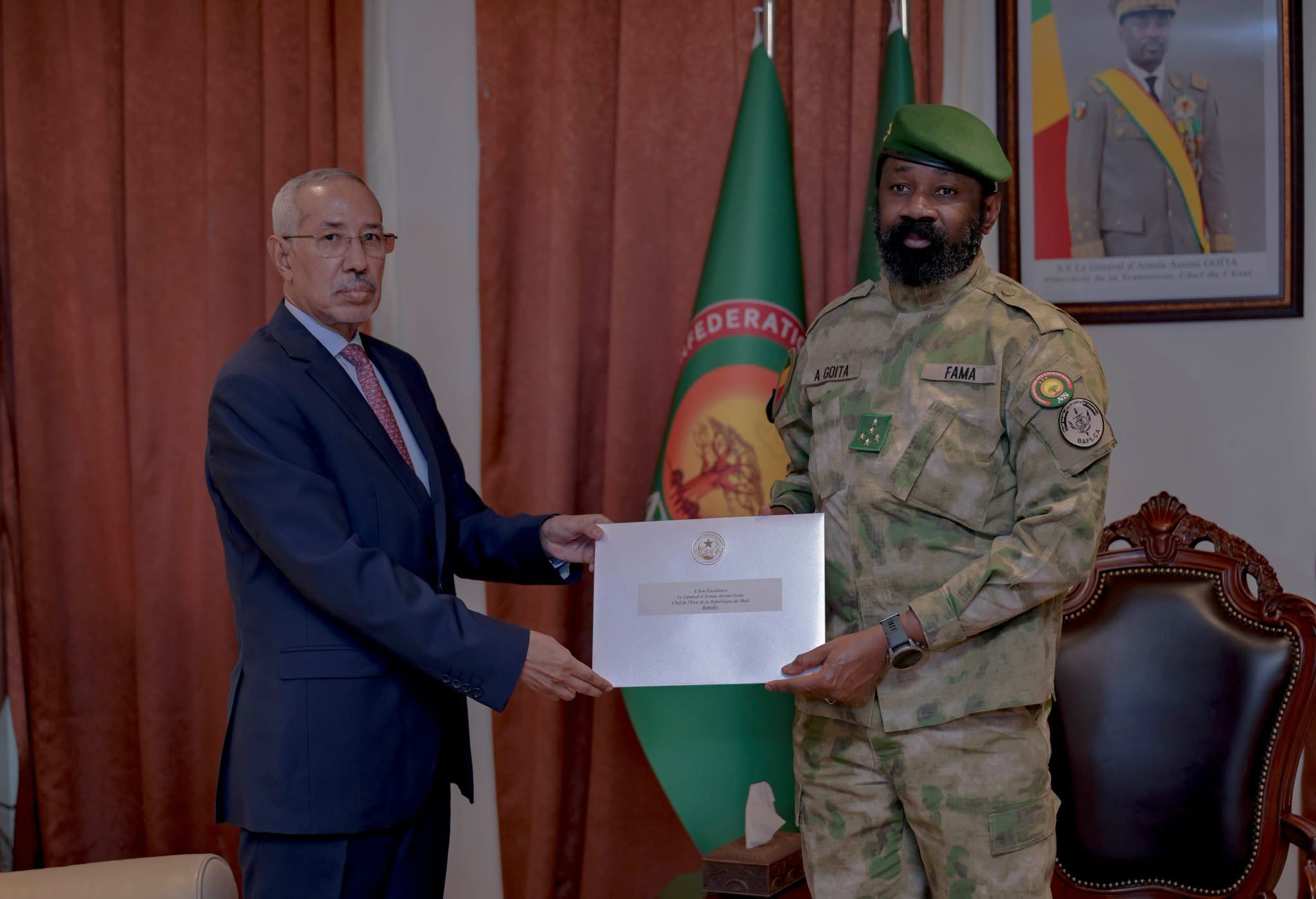 وزير الدفاع يسلم الرئيس المالي رسالة خطية من الرئيس غزواني