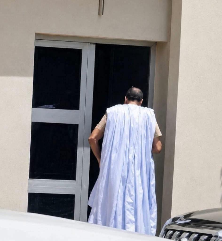 صورة متداولة للرئيس السابق محمد ولد عبد العزيز تثير تعاطفا على مواقع التواصل