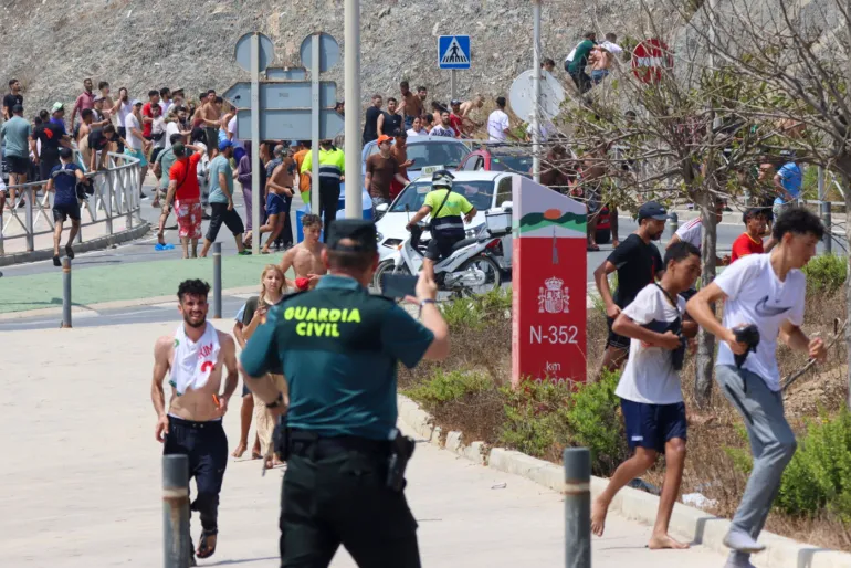 إسبانيا تعلن إعادة 25 ألف مهاجر غير نظامي إلى المغرب بعد موجة عبور جماعي إلى سبتة