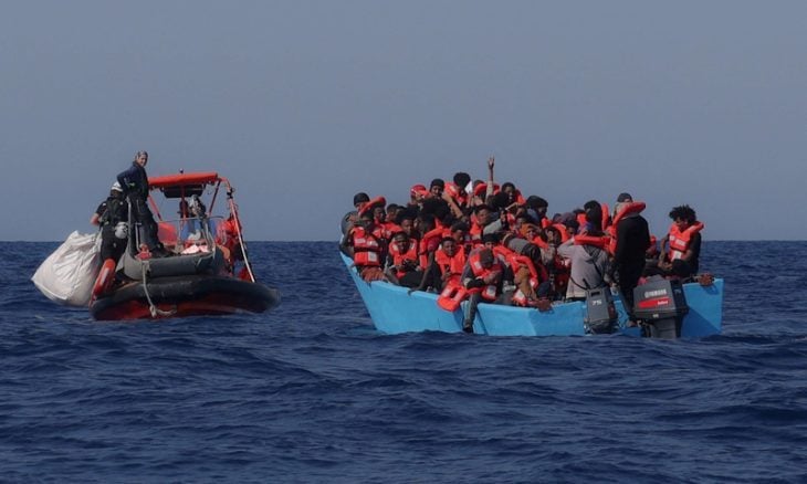 إنقاذ 50 مهاجرا والعثور على 7 جثث في قارب قبالة السواحل الليبية