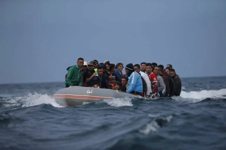 وفاة أكثر من 80 مهاجرا بعد 27 يوما في عرض البحر